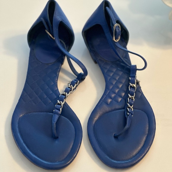 Chanel cobalt blue leather charm chain thong sandals. Size 36.5. - Picture 6 of 6